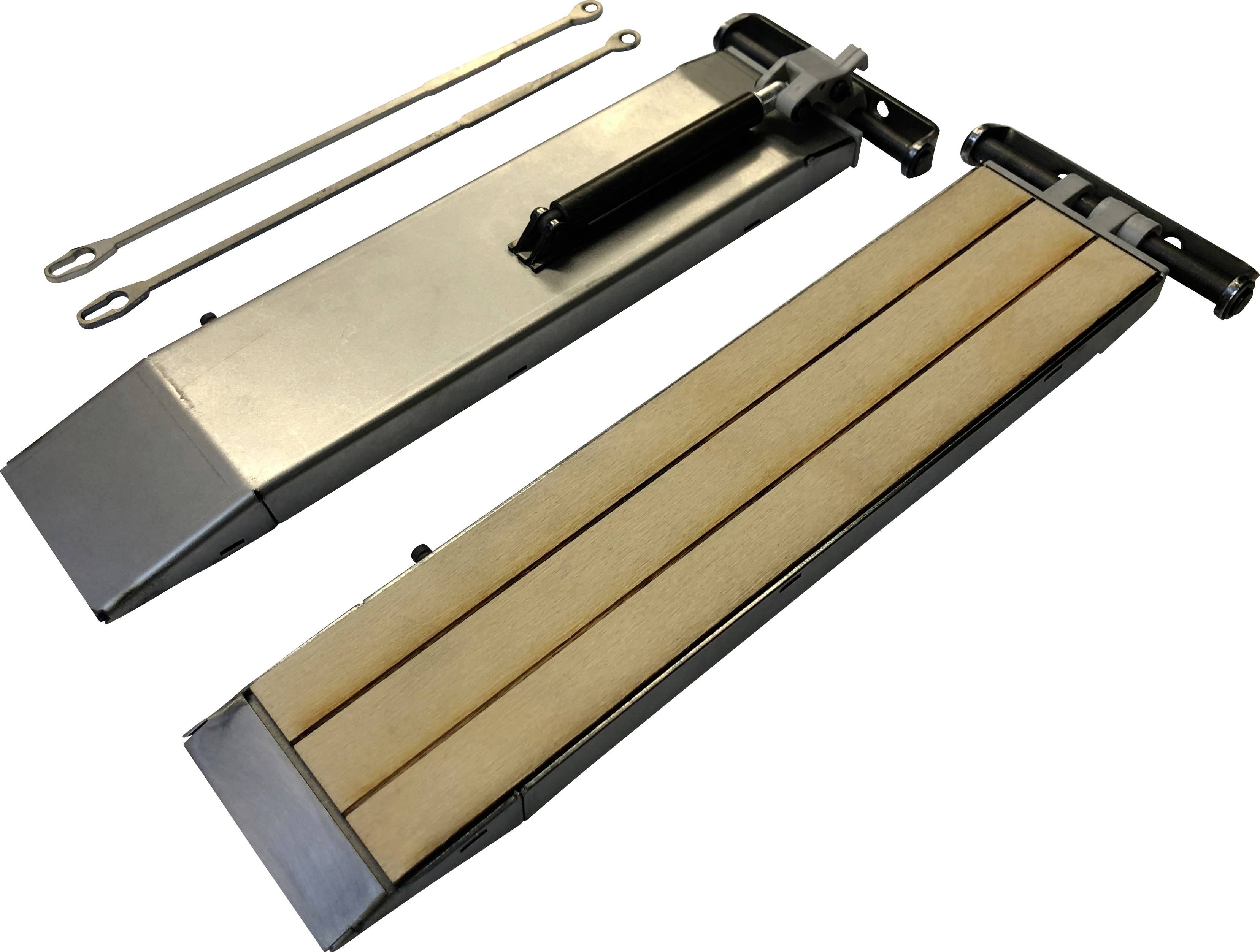 Ein Satz von zwei Metallgrillspießen und einem Holzkohleeinsatz mit Holzlatten, wahrscheinlich für einen Grill verwendet.