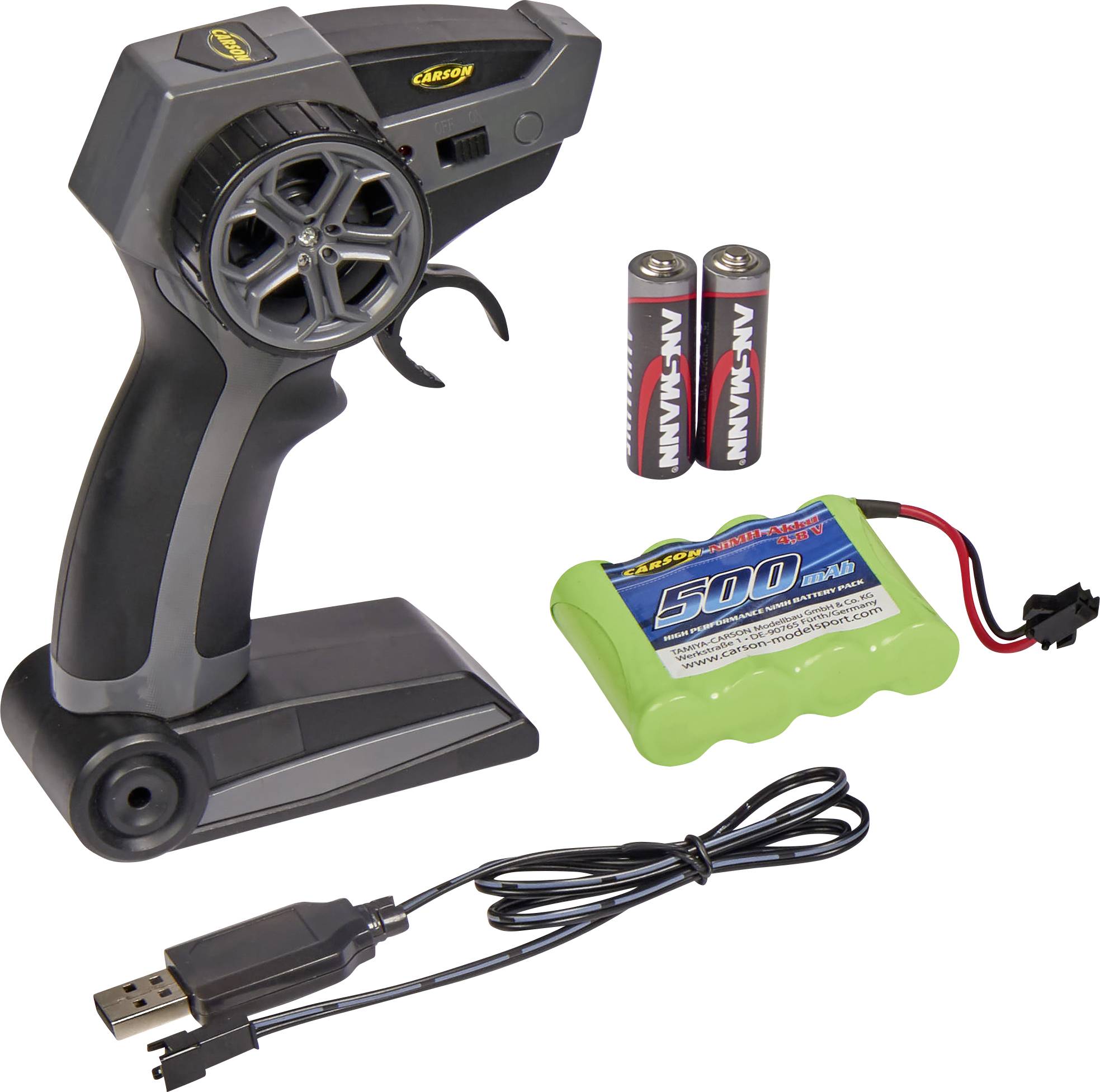 Eine schwarze Fernbedienung mit Lenkrad, zwei AA-Batterien, ein grüner Akku und ein USB-Ladekabel, zum Steuern von RC-Modellen.