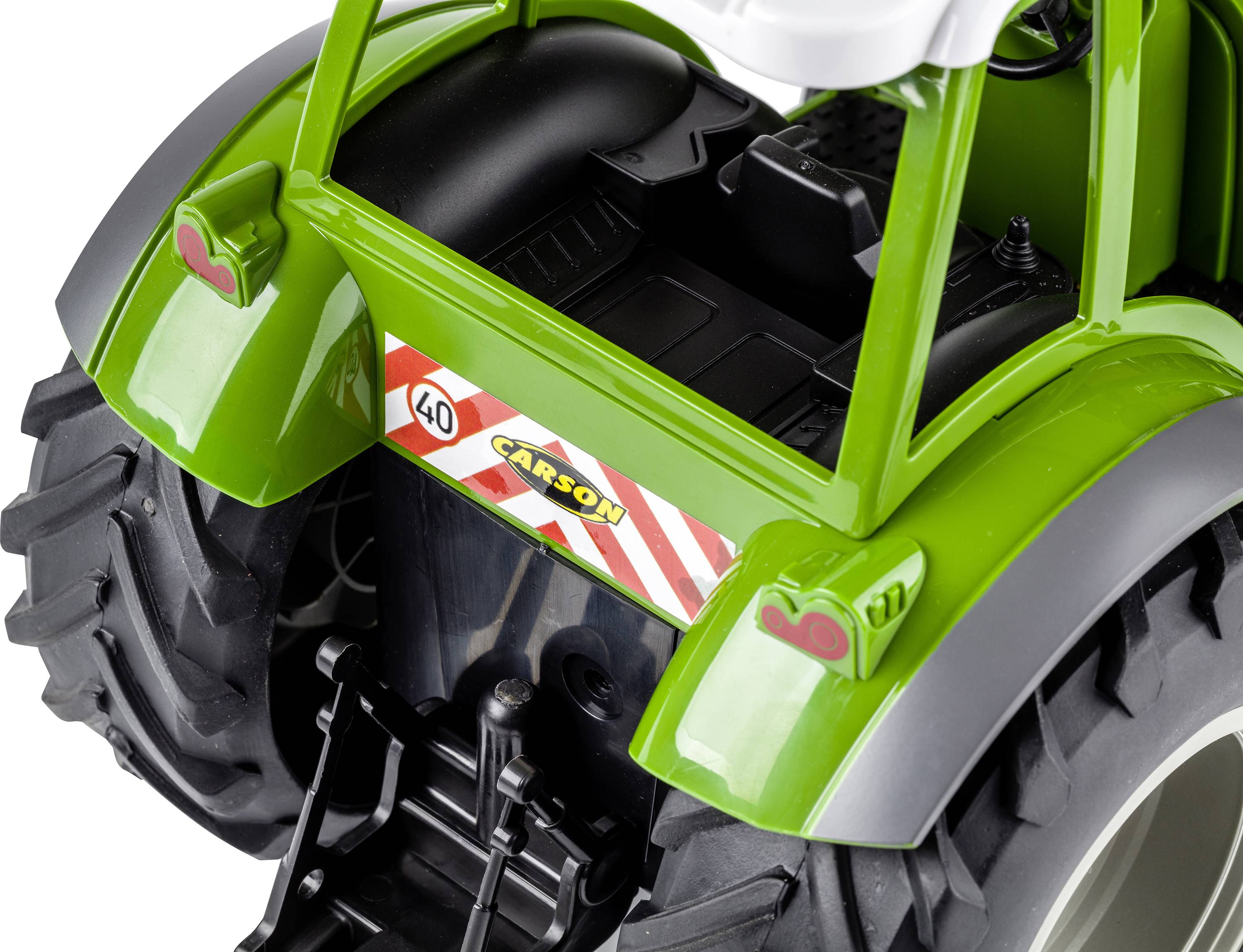 Ein Spielzeugtraktor in Grün mit schwarzen Reifen. Markierungen und Rückleuchten befinden sich am Heck. Markenlogo 'CARSON' und die Zahl '40' sichtbar.