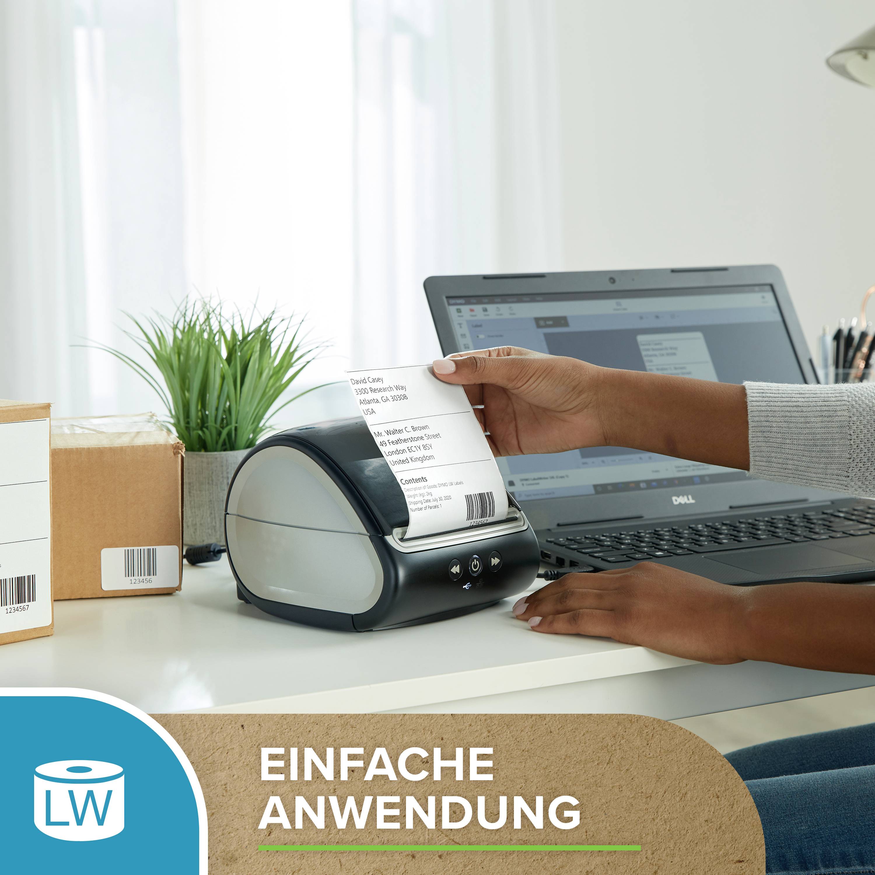 Eine Hand bedient einen Etikettendrucker, der ein Etikett ausgibt. Im Hintergrund sind ein Laptop und Pakete zu sehen. Text im Bild: 'Einfache Anwendung'.