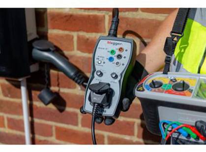 Ein Techniker verwendet ein Prüfgerät für elektrische Installationen, das an eine Steckdose angeschlossen ist, um Tests durchzuführen.