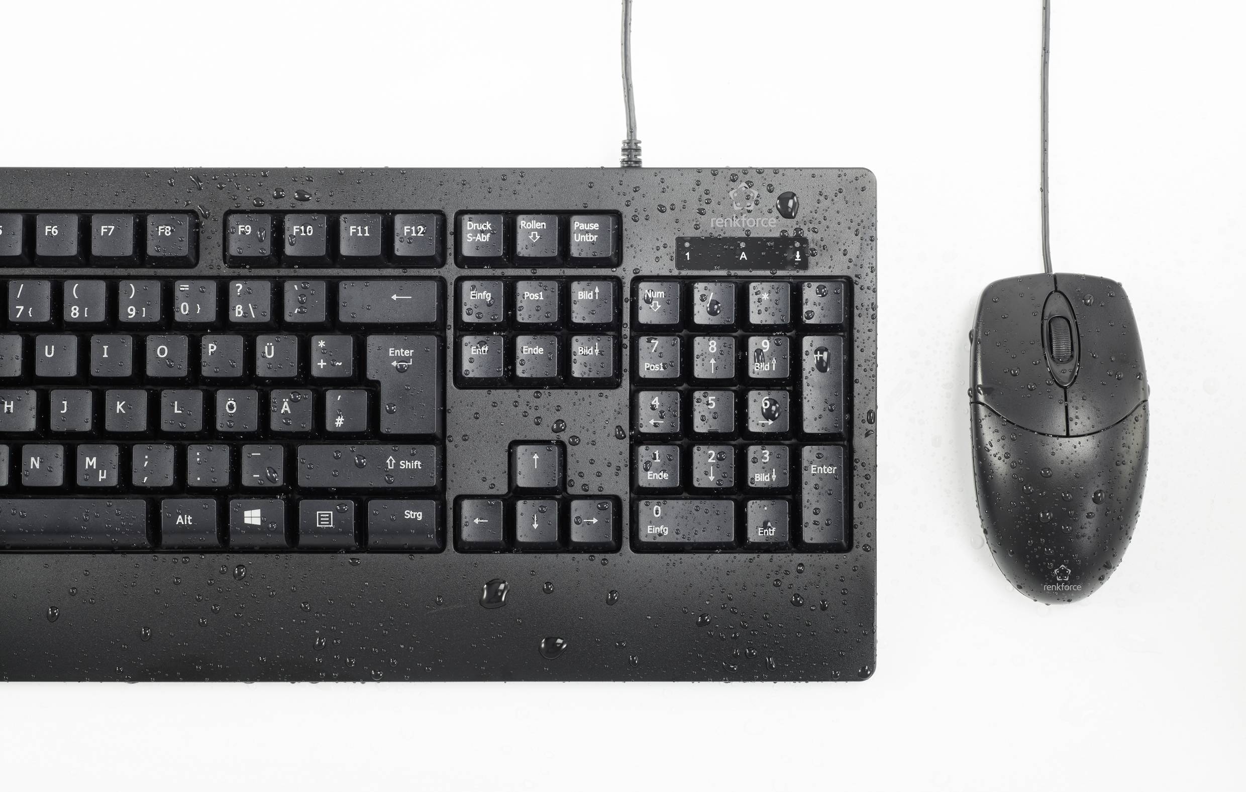 'Nasse Tastatur und Maus auf weißem Hintergrund, bedeckt mit Wassertropfen.'