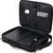 Eine geöffnete schwarze Laptop-Tasche mit Fächern, die ein Laptop-Ladegerät und anderes Zubehör enthalten.
