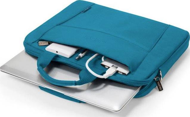 Eine türkise Laptop-Tasche mit einem teilweise sichtbaren Laptop, einem Ladegerät und einem USB-Kabel in der Vordertasche.