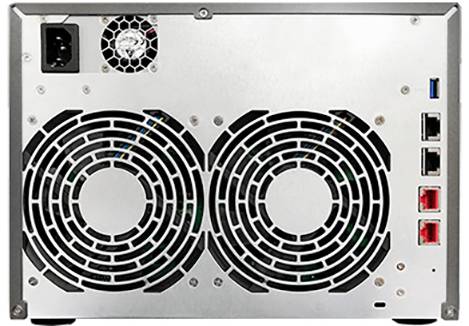 Rückseite eines elektronischen Geräts mit zwei großen Lüftern, mehreren Anschlüssen und einem Netzstecker oben links.