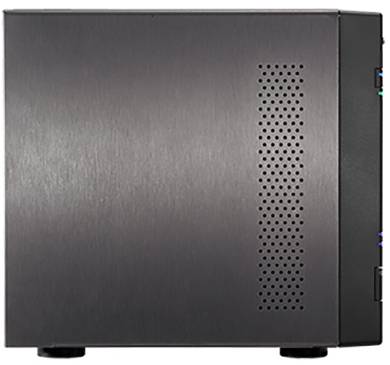 Ein schwarzes Computergehäuse mit seitlichen Belüftungsöffnungen. Es steht vertikal und hat ein schlichtes, modernes Design.