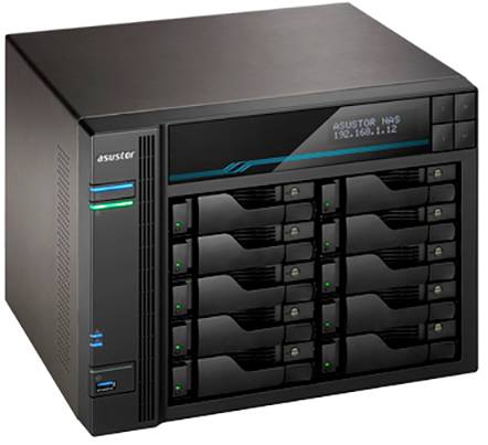 Ein schwarzer NAS-Server mit zehn Festplatteneinschüben zeigt auf der Anzeige die IP-Adresse '192.168.1.12'.