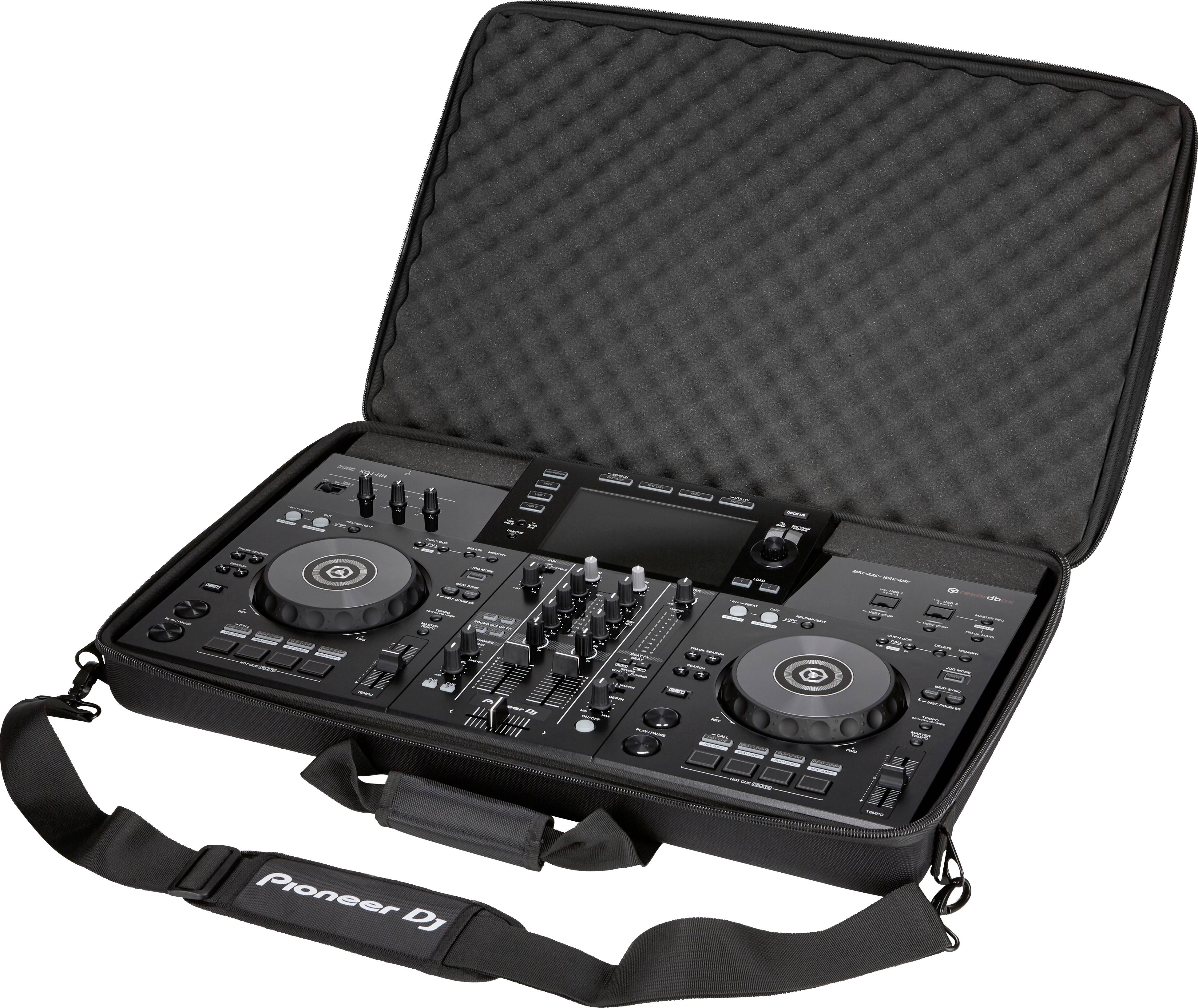 DJ-Controller in geöffnetem Hartschalenkoffer mit Schultergurt, bereit für Transport.