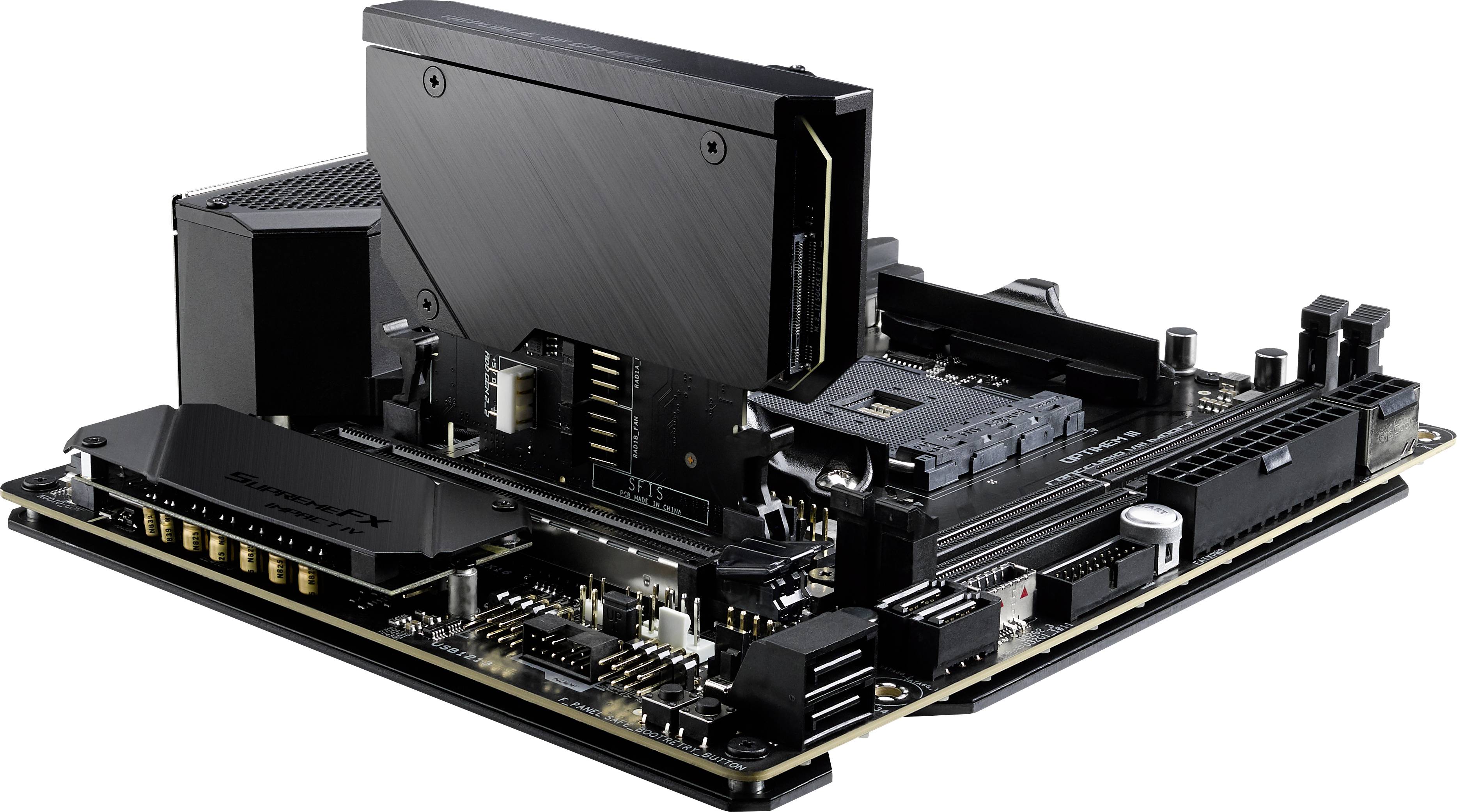 Eine Computer-Hauptplatine mit mehreren Steckplätzen und Anschlüssen, darauf installierte Komponenten und schwarze Kühlkörper.