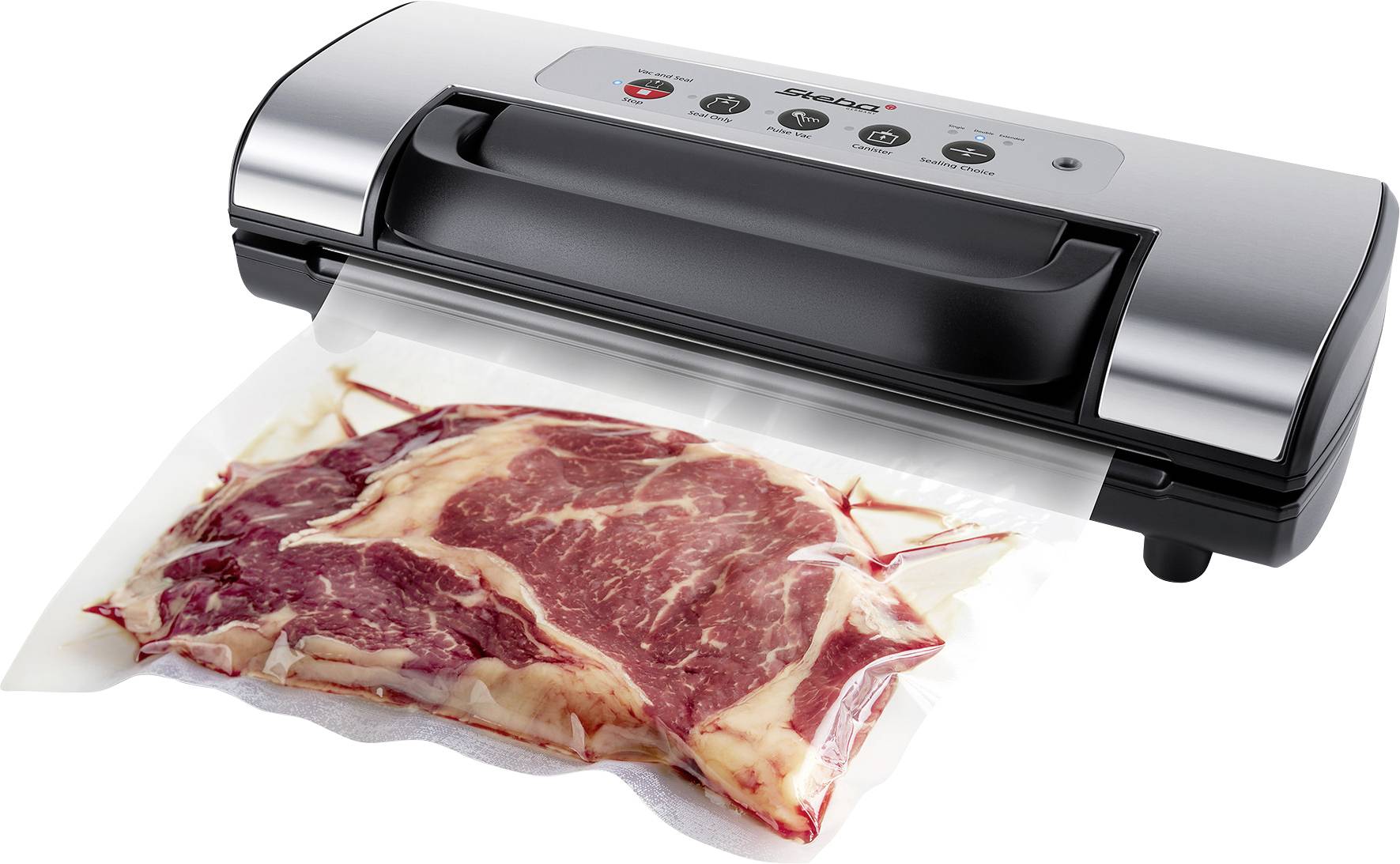 Vakuumiergerät wird verwendet, um ein Stück rohes Fleisch zu versiegeln. Das Fleisch ist in einem Vakuumbeutel verschlossen.