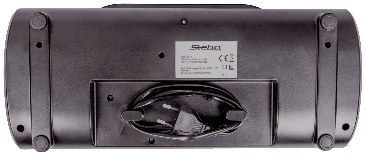 Die Unterseite eines schwarzen Elektrogeräts mit aufgewickeltem Kabel und Stecker, Hersteller 'Steba' auf einem Typenschild.