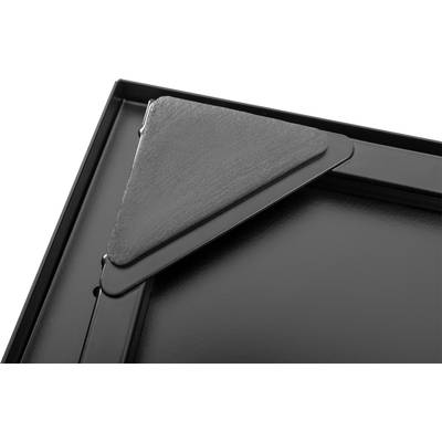 Ein schwarzes Backblech mit erhöhter Kante und dreieckiger Verstärkung in der Ecke, geeignet zum sicheren Backen und Servieren.