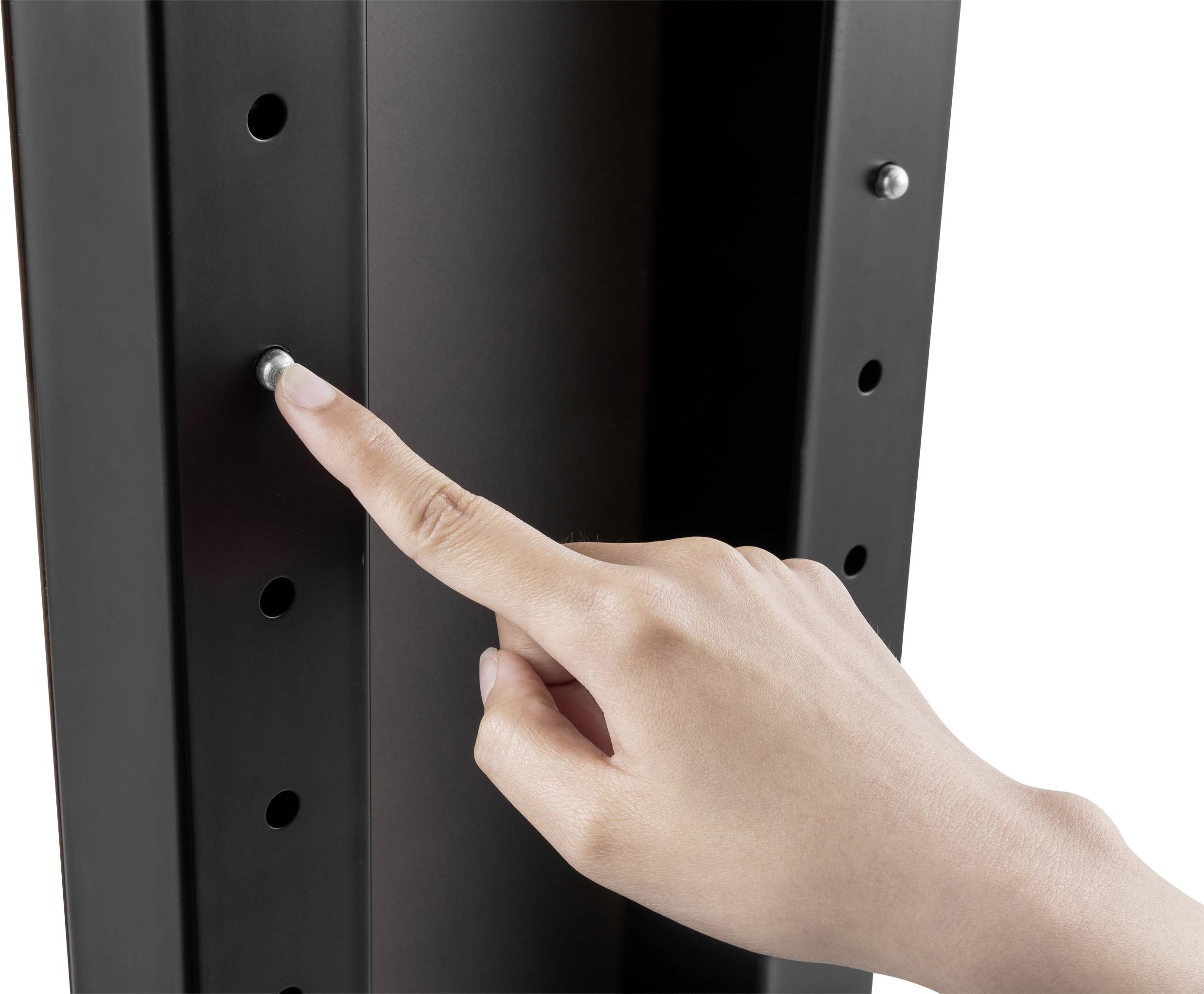 Eine Hand drückt auf einen schwarzen Knopf an einer Lochplatte.