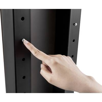 Eine Hand drückt auf einen schwarzen Knopf an einer Lochplatte.