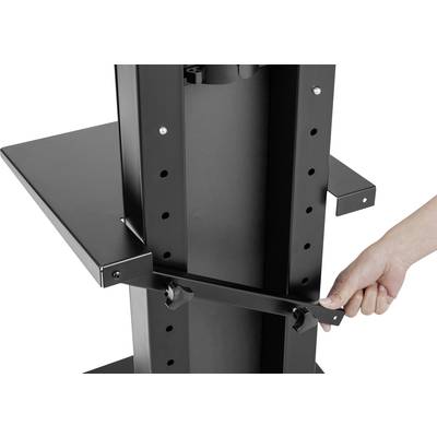 Eine Hand hält eine Metallstange, die an einer schwarzen vertikalen Struktur befestigt ist. Möglicherweise handelt es sich um einen Ständer.