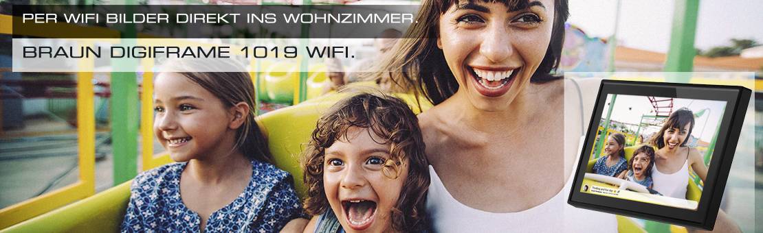 Eine Mutter mit zwei fröhlichen Kindern auf einer Achterbahn. Text: 'Per WiFi Bilder direkt ins Wohnzimmer. Braun Digiframe 1019 WiFi.'