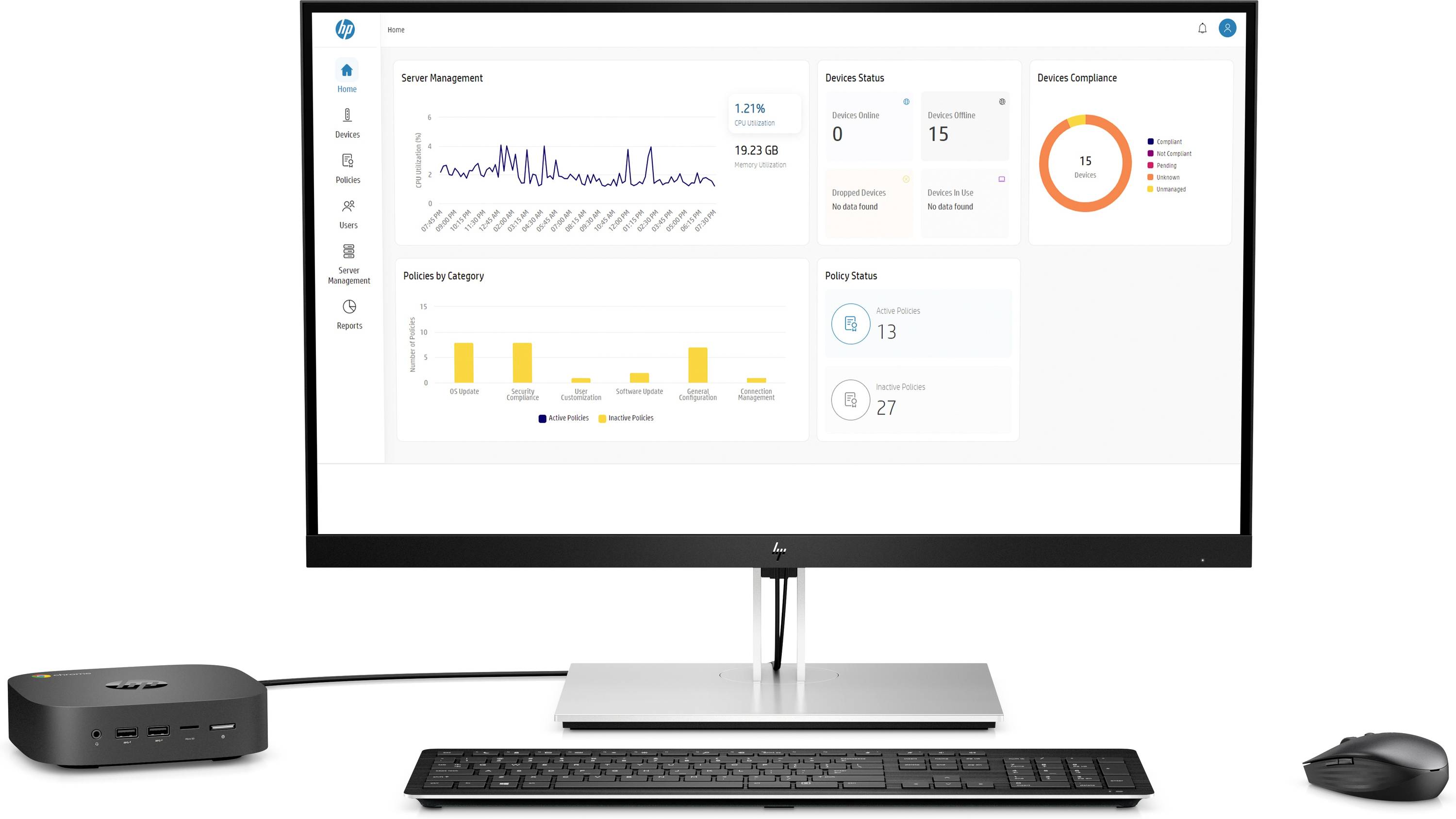 Ein Computerbildschirm zeigt ein Dashboard zur Geräteverwaltung mit Diagrammen zur Nutzung, Geräte-Compliance und Richtlinienübersicht. Im Vordergrund sind Tastatur und Maus zu sehen.