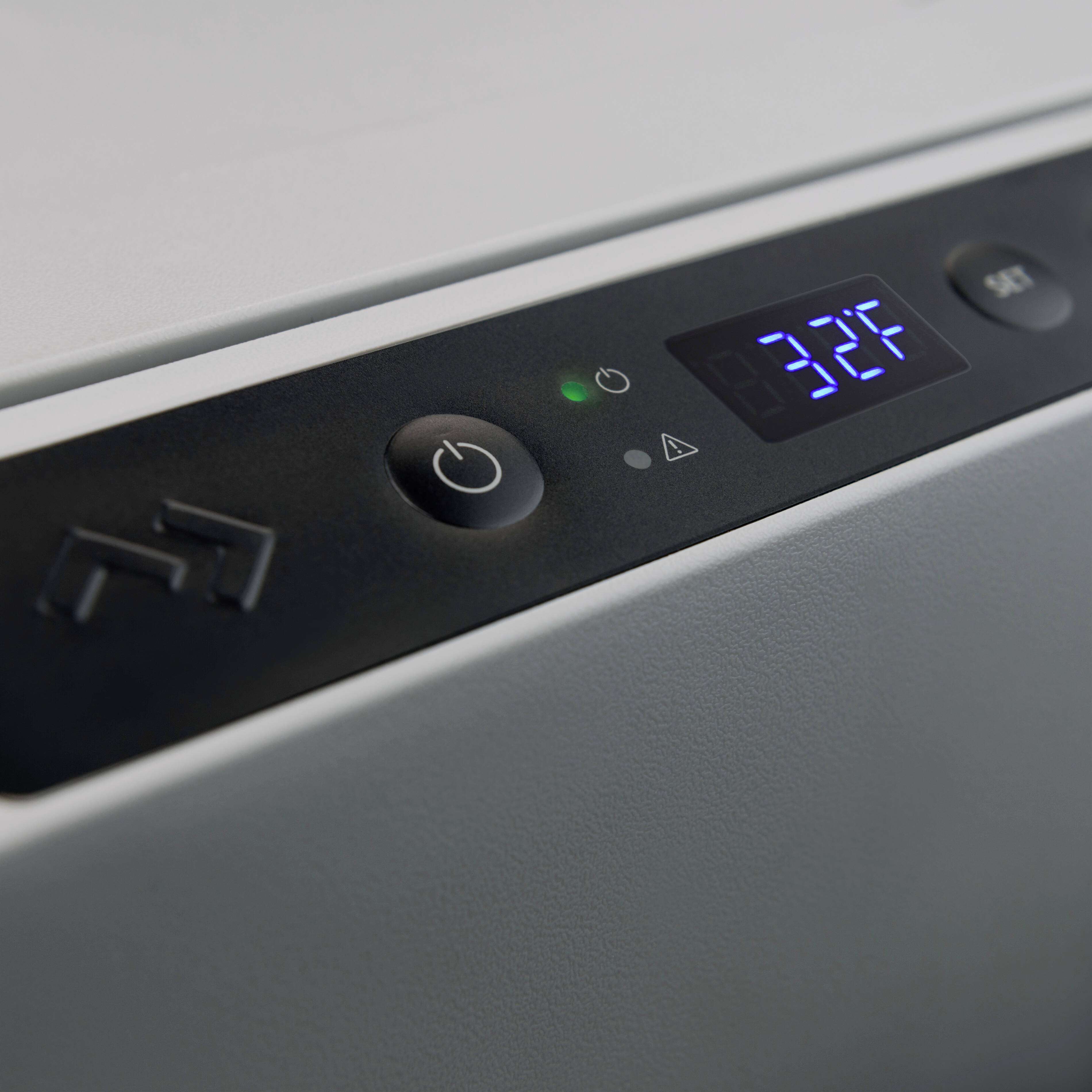 Nahaufnahme einer elektronischen Steuerungseinheit eines Geräts, zeigt ein Display mit '32°F' und Tasten zur Temperaturregelung.