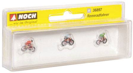 Drei Miniaturrennradfahrer in einer durchsichtigen Plastikverpackung mit gelbem Aufkleber 'NOCH Rennradfahrer'.