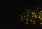 Eine Lichterkette mit warmen gelben LEDs liegt auf einem dunklen Hintergrund, verbreitet ein sanftes, einladendes Licht.