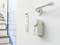 Türschloss mit elektronischem Smart-Lock an einer weißen Tür, im Hintergrund eine Treppe.