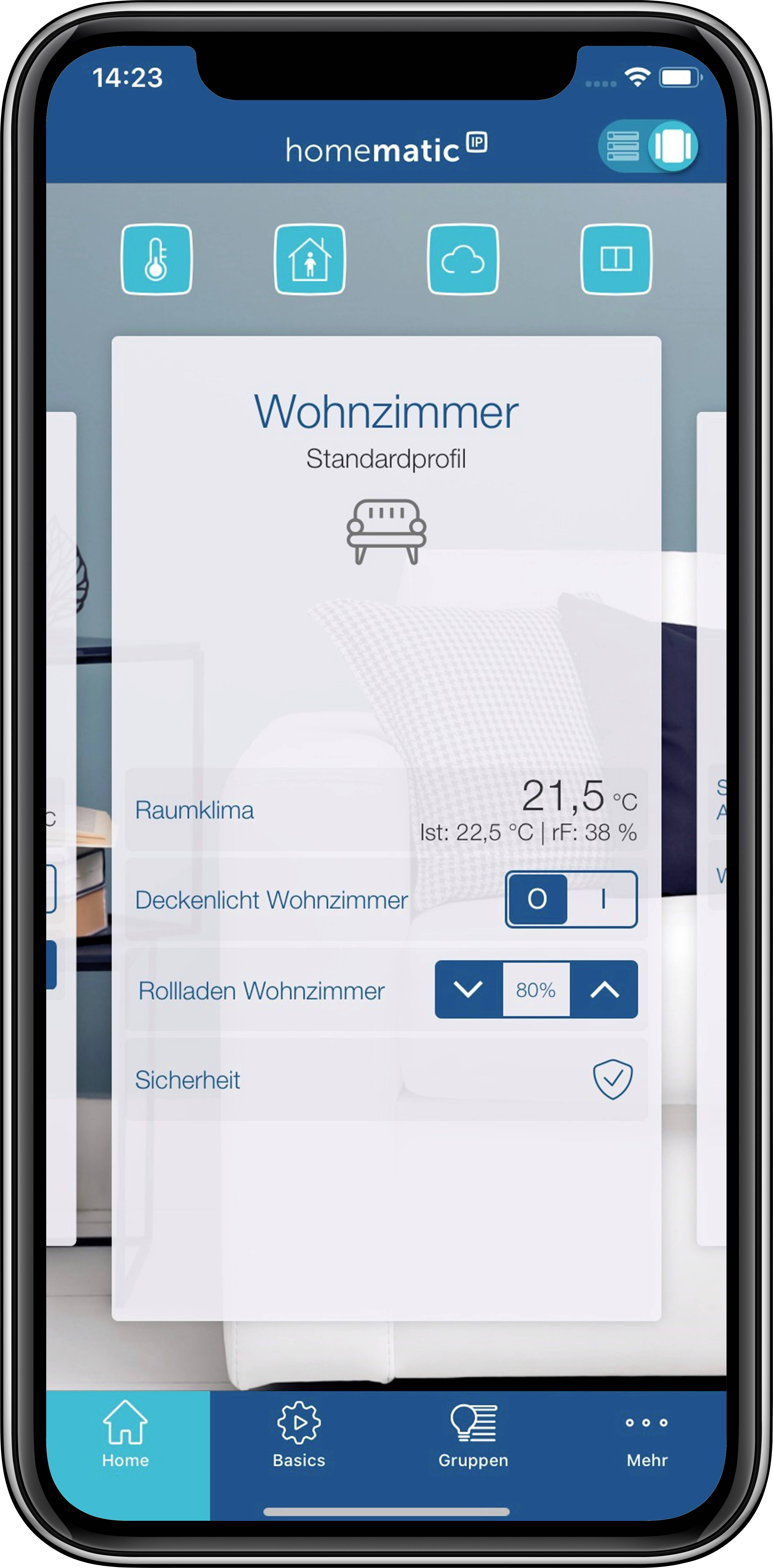 Smartphone-Display zeigt eine Hausautomations-App mit Wohnzimmersteuerung. Anzeigen: Raumtemperatur, Lichtsteuerung, Rollladenstatus.