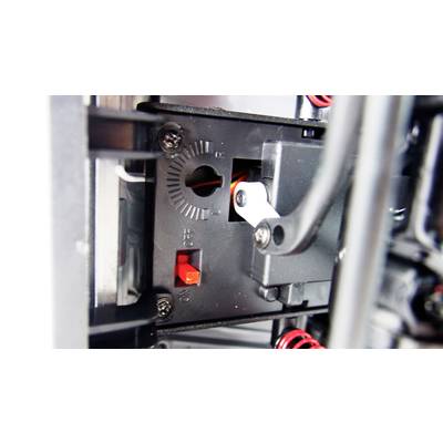 Nahaufnahme eines mechanischen Schalters mit rotem Hebel in der 'Aus'-Position, umgeben von Metallstreben und Kabeln.