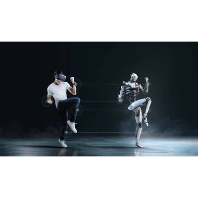 Ein Mann mit VR-Brille imitiert die Bewegungen eines humanoiden Roboters; Darstellung von Technologie und menschlicher Interaktion.