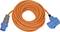 Oranges aufgerolltes elektrisches Verlängerungskabel mit blauen und grauen Steckverbindern an beiden Enden.