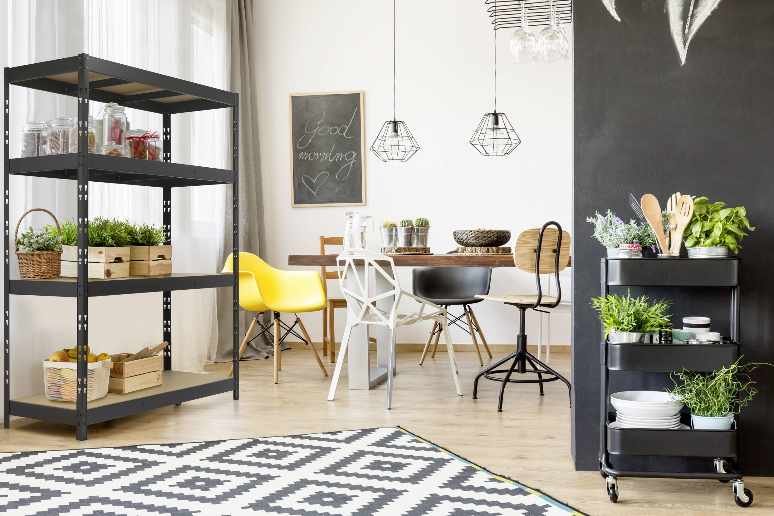 Ein modernes Esszimmer mit einem Tisch und Stühlen, umgeben von Pflanzenregalen. An der Wand steht 'Good morning' auf einem schwarzen Brett.