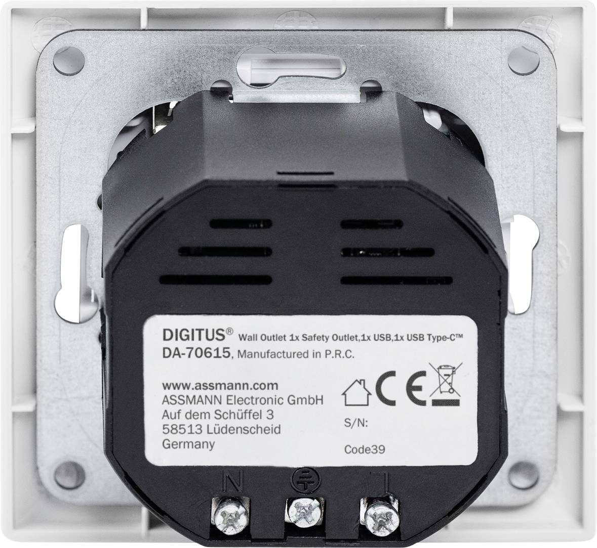 Rückseite einer Wandsteckdose mit USB-Anschluss. Aufschrift: 'DIGITUS, DA-70615'. Herstellerinfos und Seriennummer sichtbar.