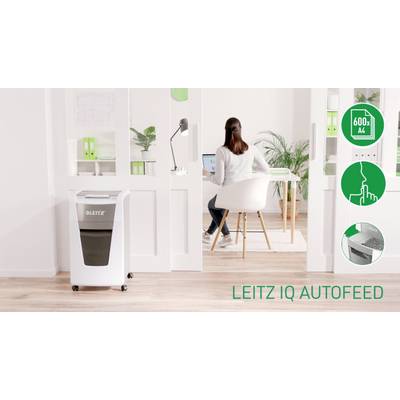 Eine Frau arbeitet in einem modernen Büro mit einem Aktenvernichter 'Leitz IQ Autofeed' im Vordergrund. Icons zeigen Kapazität und Funktionalität.