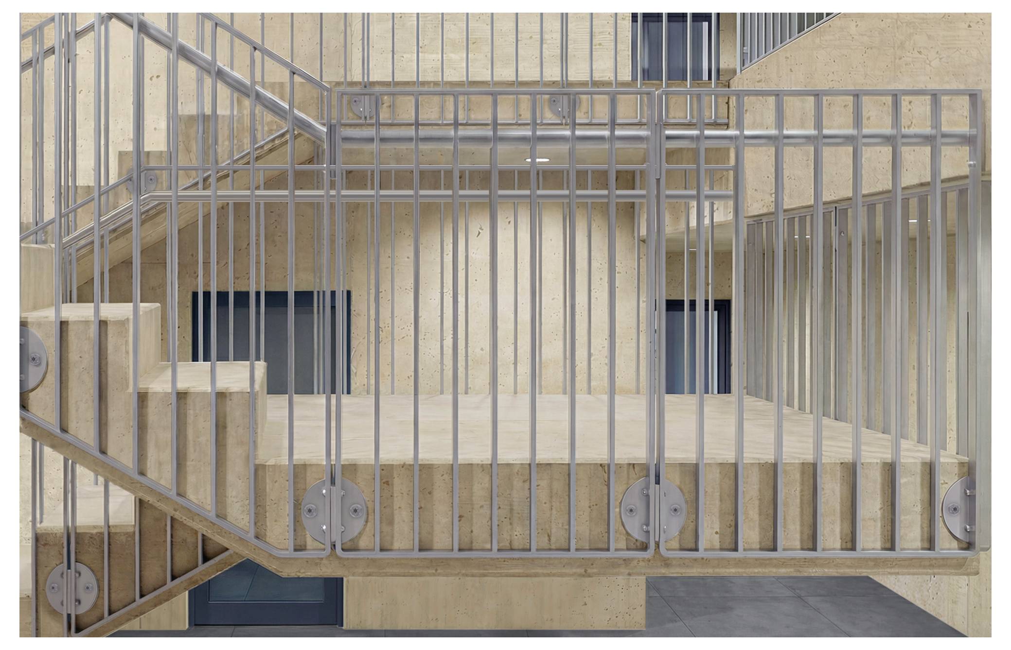 Ein geometrischer architektonischer Raum mit Metallgeländern und beigen Betonwänden, mit Treppen und Plattformen, die sich im rechten Winkel schneiden.