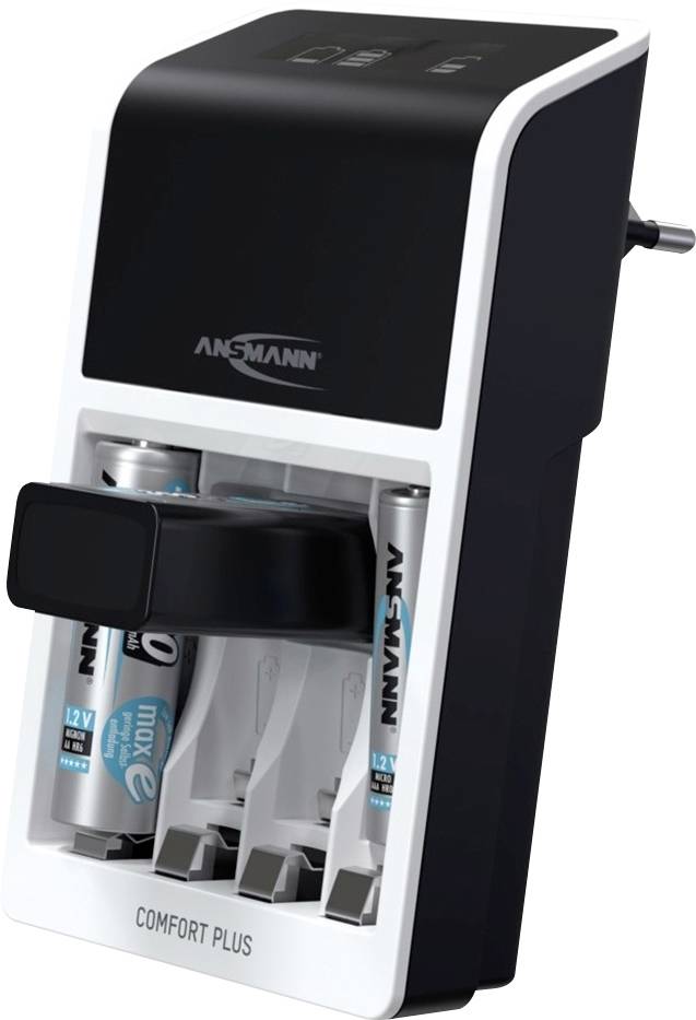 Ein schwarz-weißes Batterieladegerät der Marke Ansmann mit drei eingelegten AA-Akkus. An der Steckdose angeschlossen.