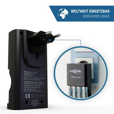 'Weltweit einsetzbares Ladegerät' zeigt ein Ladegerät, das in eine Steckdose eingesteckt ist, mit vier eingelegten AA-Batterien.