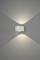 Wandleuchte auf grauer Wand, strahlt Licht nach oben und unten aus, erzeugt ein dekoratives Muster in Form zweier Lichtkegel.