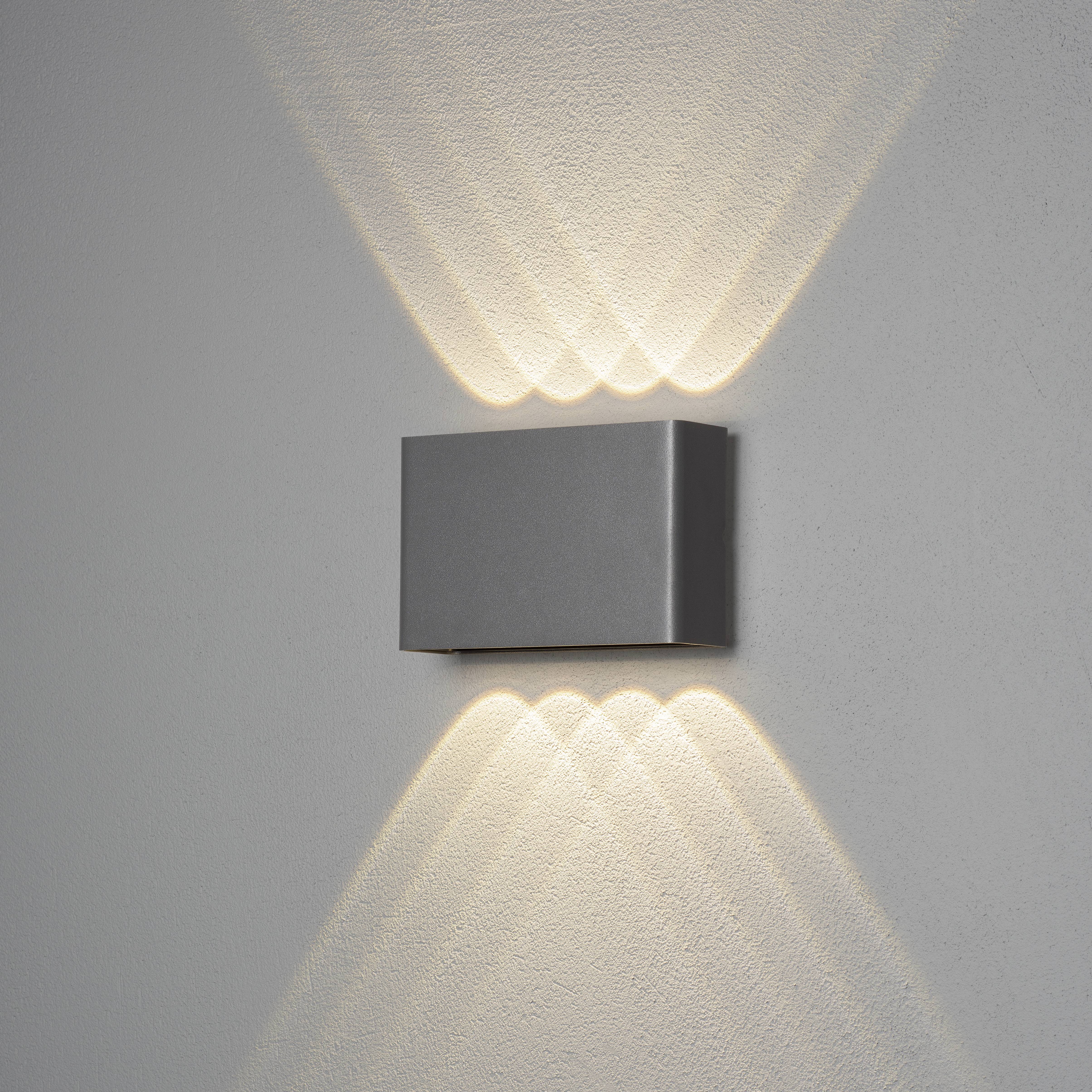 Wandleuchte mit modernem Design. Rechteckige Form strahlt warmes Licht nach oben und unten an die Wand aus.