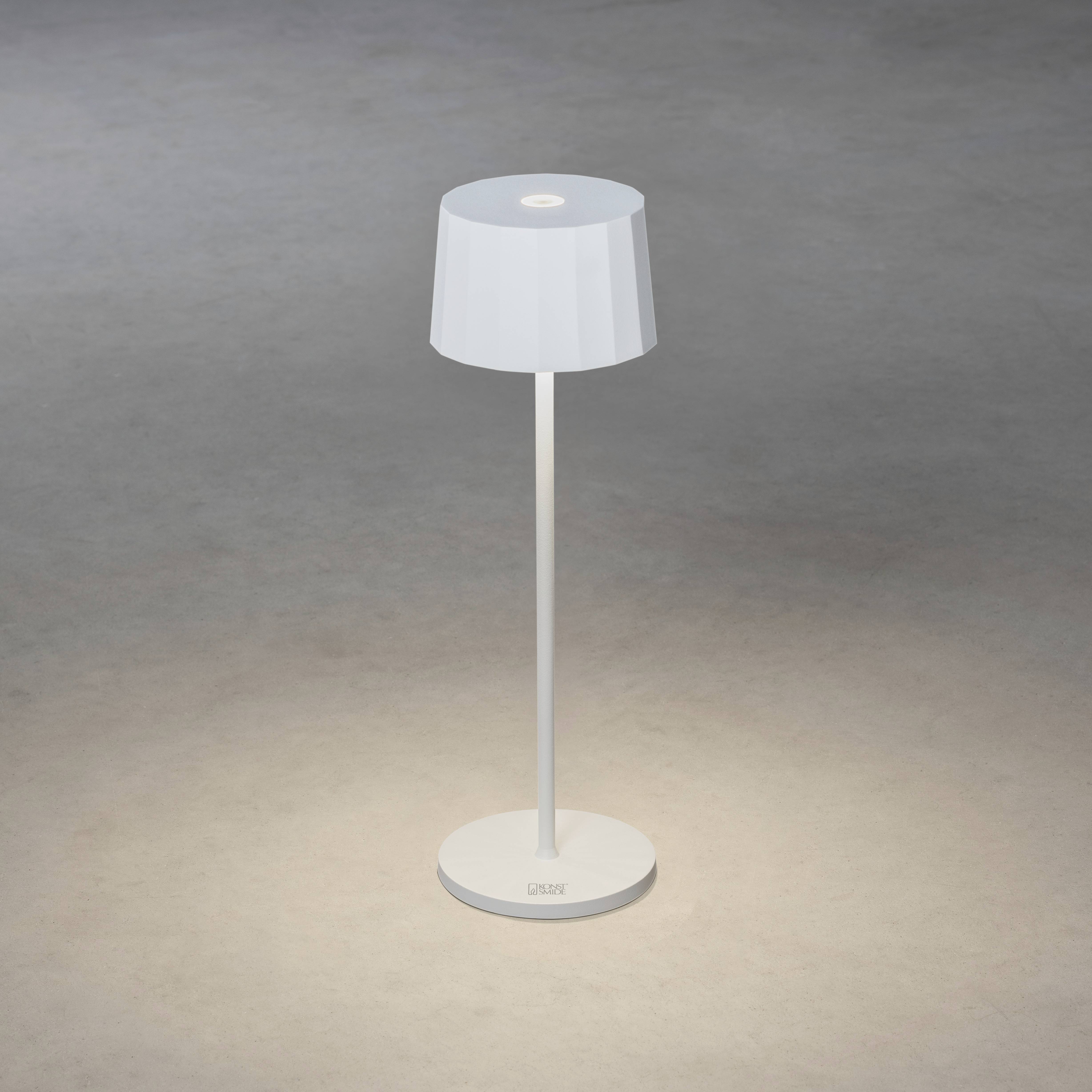 Eine schlanke, moderne Stehlampe mit einem weißen, konischen Lampenschirm auf grauem Hintergrund. Sie steht zentral im Bild.