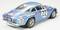 Blaues Oldtimer-Sportauto mit Startnummer '22' auf der Seite. Es hat weiße Felgen und mehrere Rennaufkleber. Das Auto steht still.