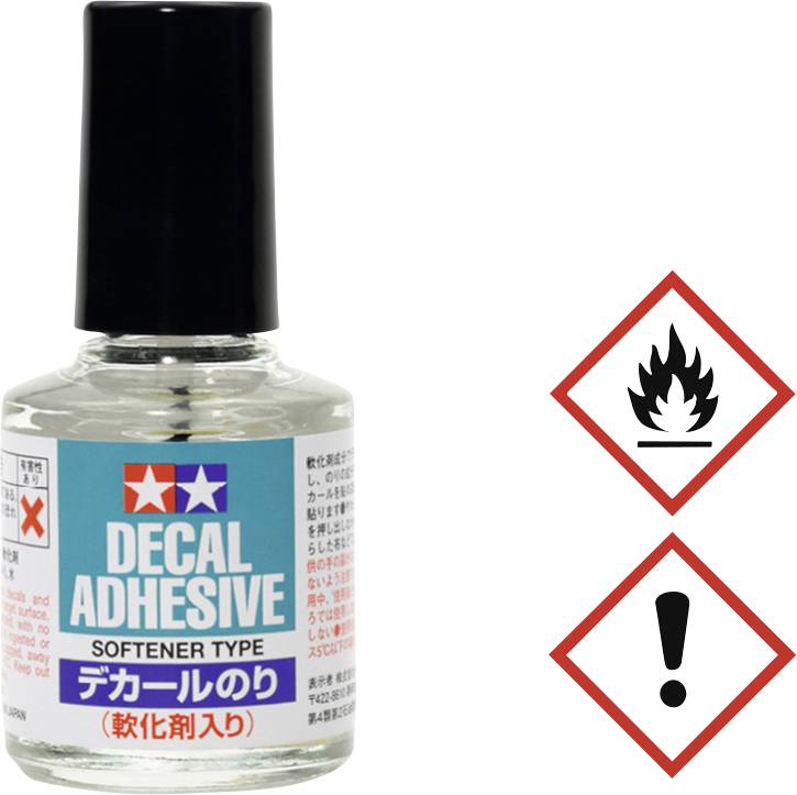 Ein Fläschchen 'Decal Adhesive' neben Gefahrensymbolen für Entflammbarkeit und Vorsicht. Enthält Weichmacher, japanische Beschriftung.
