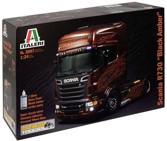Bausatzverpackung eines Scania R730 'Black Amber' im Maßstab 1:24 von Italeri. Zeigt einen detaillierten Kunsttruck mit brauner Lackierung.