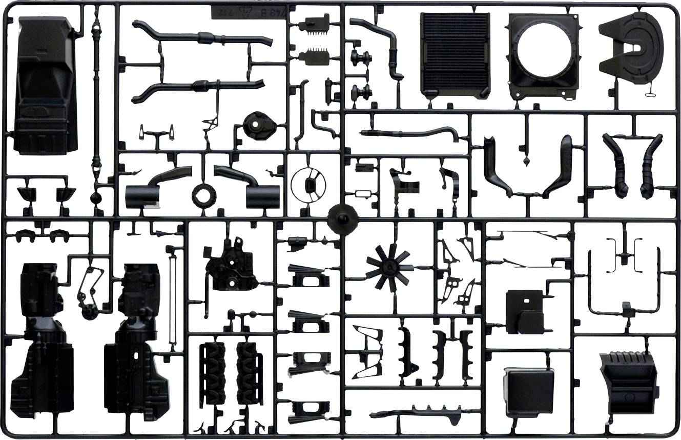Ein Bausatz für ein Modellfahrzeug zeigt zahlreiche schwarze Kunststoffteile auf einem Spritzgussrahmen, bereit zum Zusammenbau.