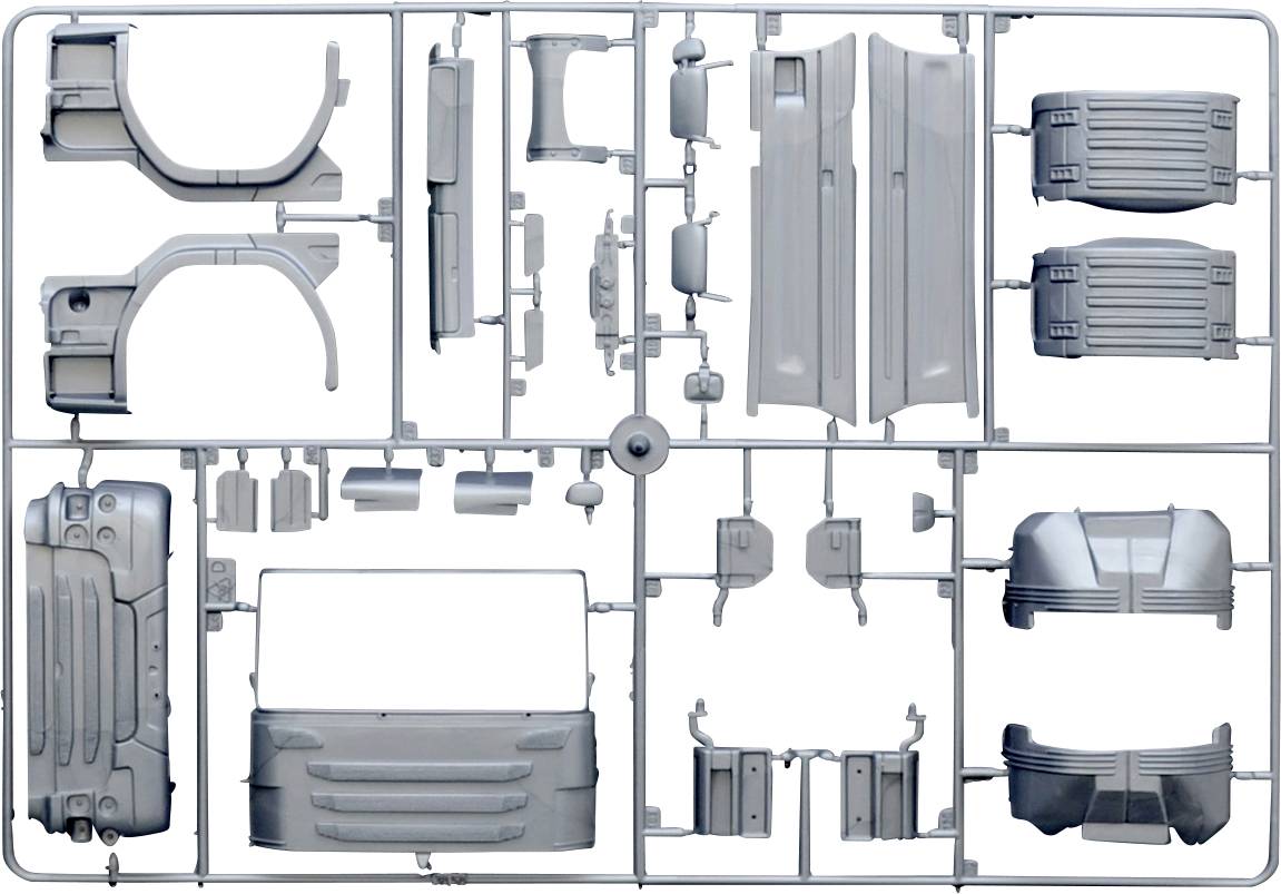 Ein Gussrahmen mit verschiedenen Bauteilen eines Modellbausatzes, darunter Karosserieteile, Stoßstangen und Seitenschweller.