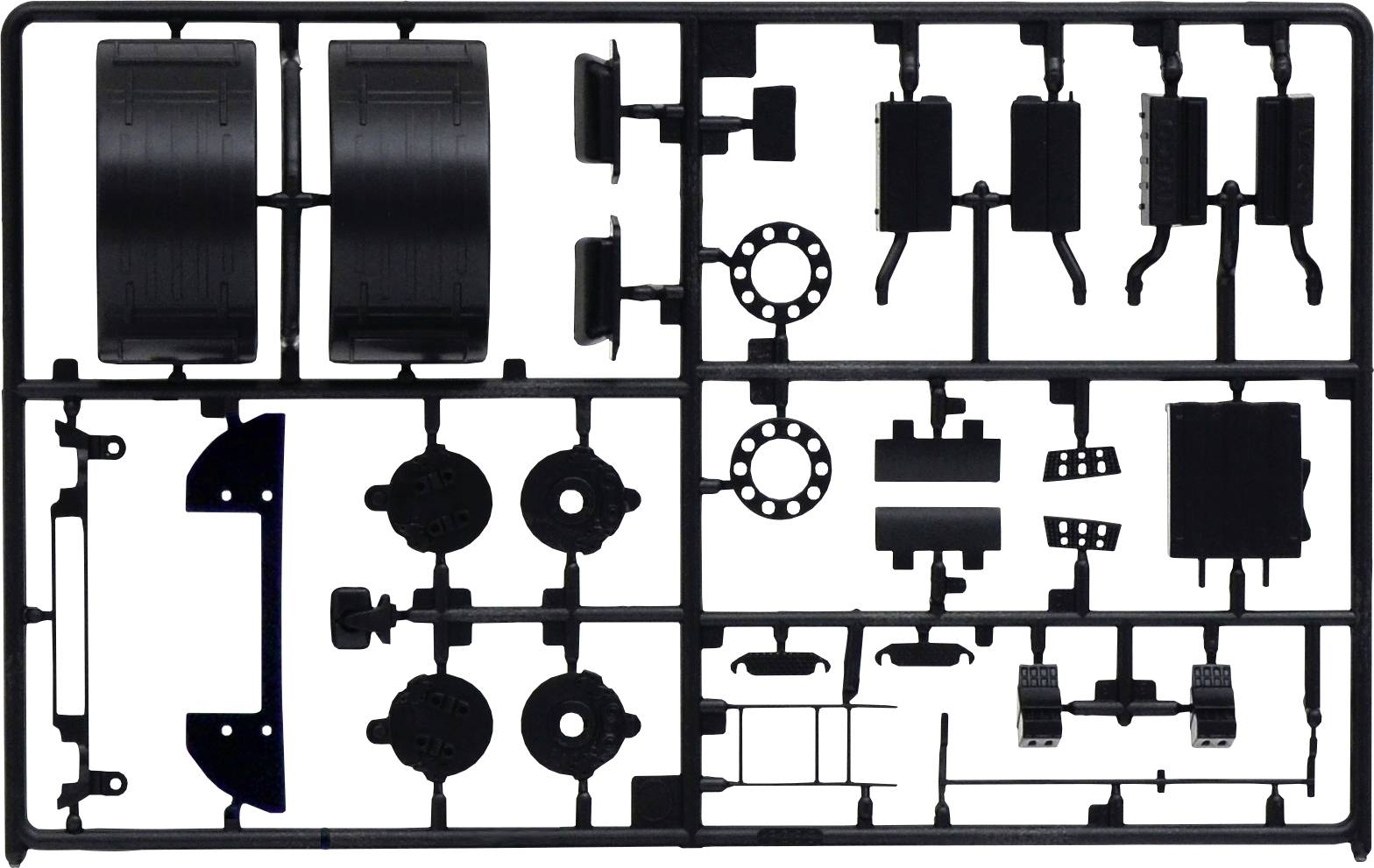 Ein schwarzer Kunststoff-Spritzling mit verschiedenen Modellbauteilen, darunter Räder, Achsen und Karosserieteile eines Spielzeugautos.