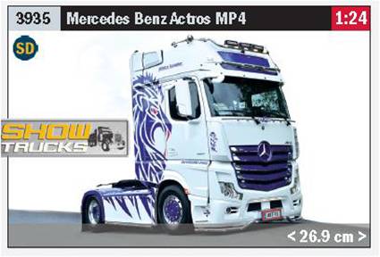 'Lkw-Modell: Mercedes Benz Actros MP4 im Maßstab 1:24. Weiß mit blauem Löwen-Design. Teil der Serie "Show Trucks", 26,9 cm.'