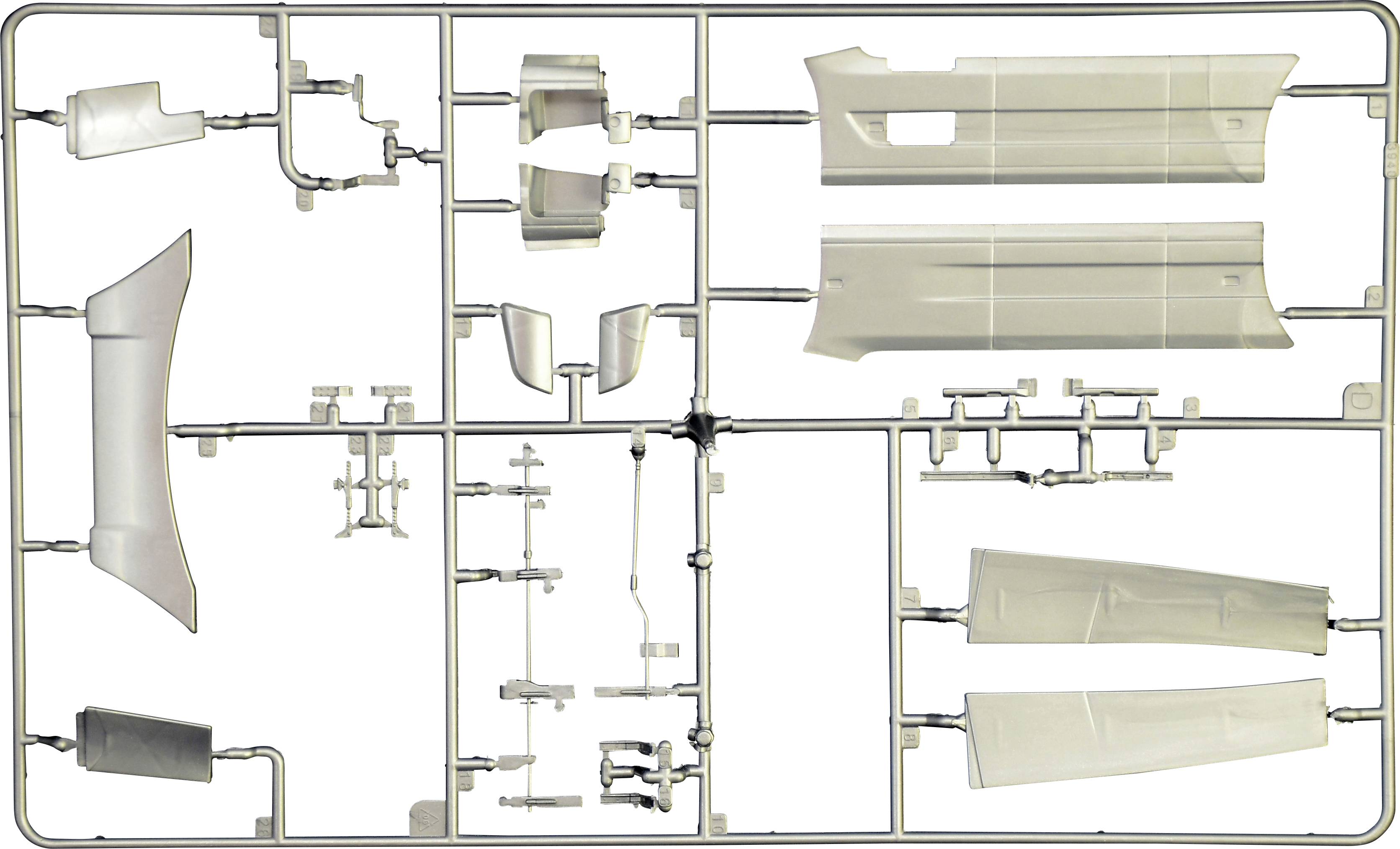 Bausatz eines Modellfahrzeugs mit verschiedenen unlackierten Kunststoffteilen, einschließlich Karosserieteile und kleinerer Komponenten.