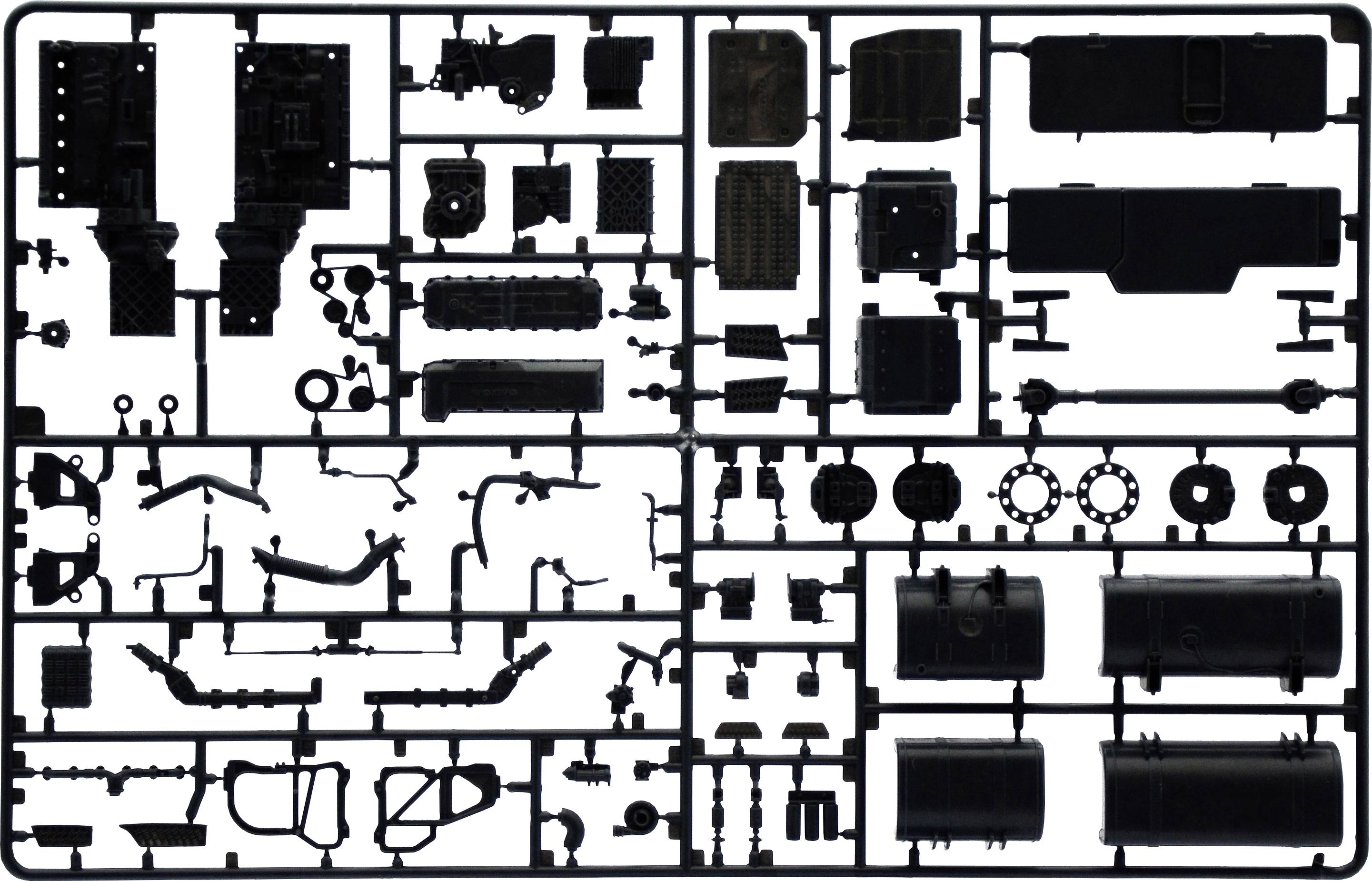 Bauteile eines Plastikmodellbausatzes auf einem Spritzrahmen für ein Fahrzeugmodell. Diverse Formen und Größen sind sichtbar.
