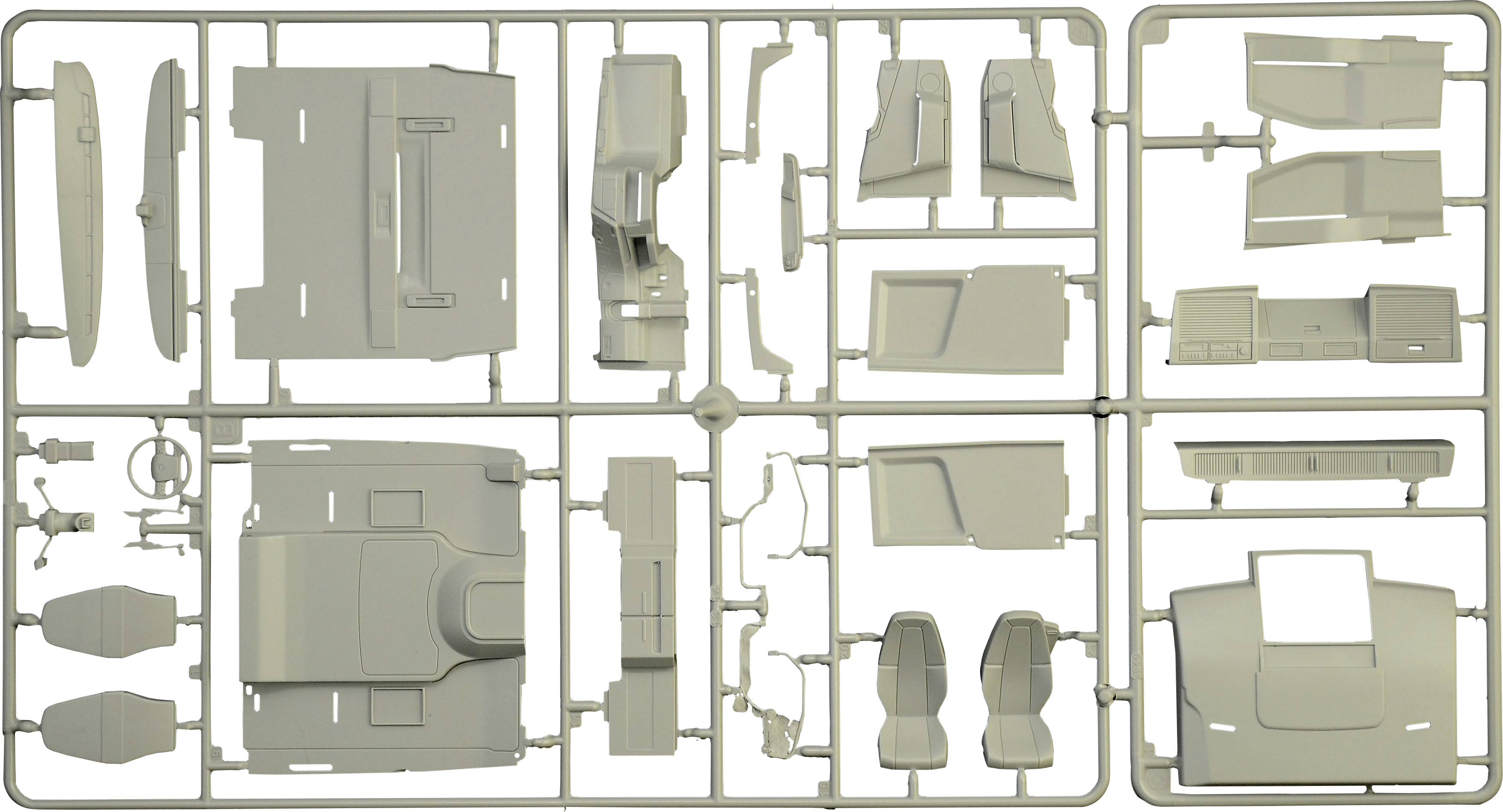 Ein Gussrahmen mit verschiedenen Teilen für den Modellbau-Flugzeugbau. Teile umfassen Flügel, Cockpit und Fahrwerksteile.