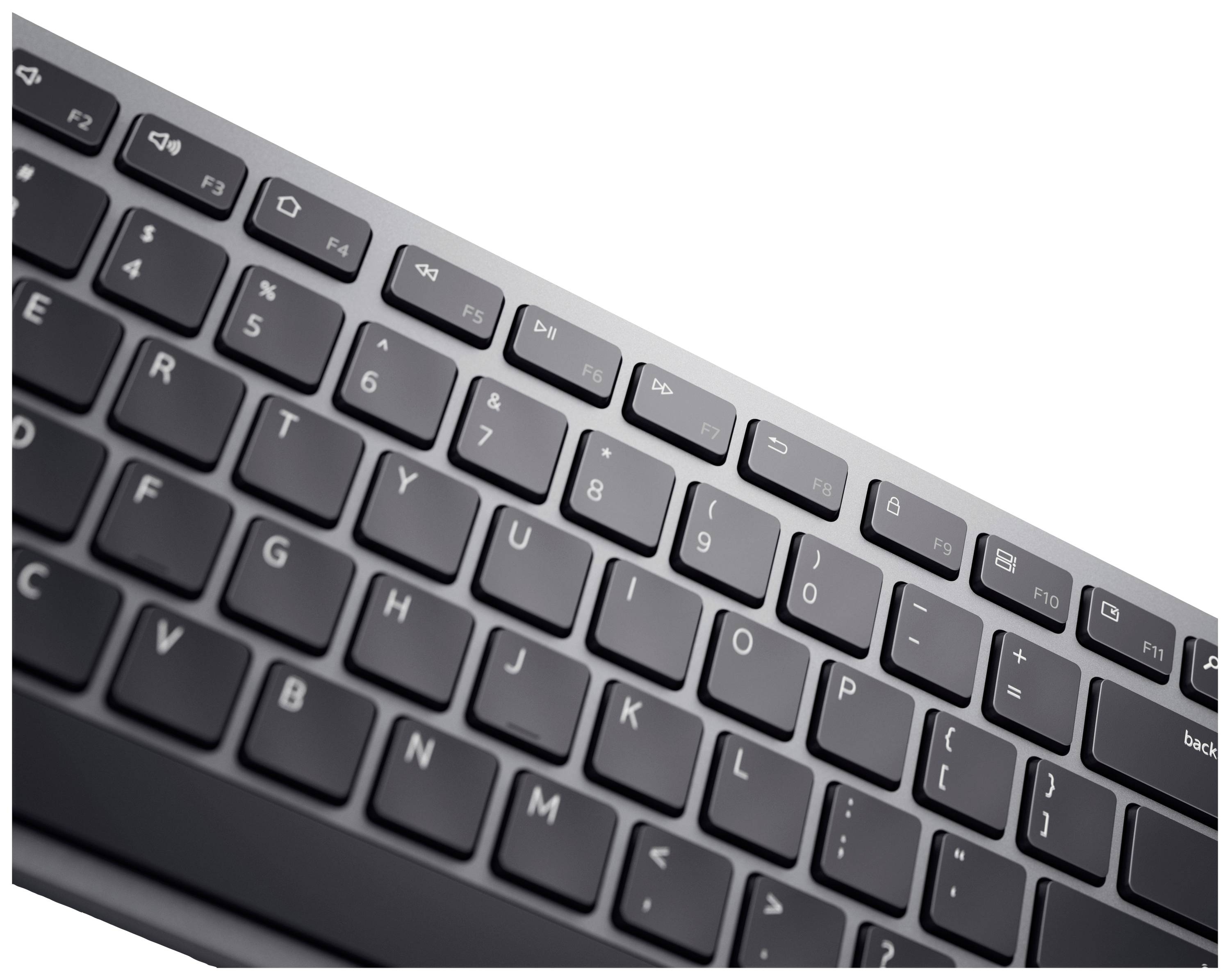 Schwarze Computertastatur in Nahaufnahme, diagonal ausgerichtet, zeigt Tasten mit Buchstaben, Zahlen und Funktionstasten.