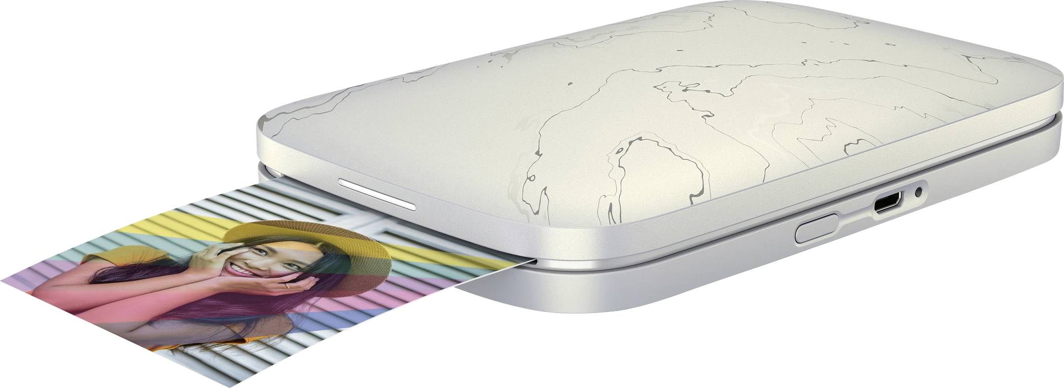 Ein tragbarer Fotodrucker druckt ein farbenfrohes Bild einer lächelnden Person mit einem Hut vor einem gestreiften Hintergrund.